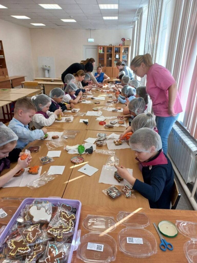 Ученики Осташёвской школы приготовили для бойцов СВО имбирные пряники