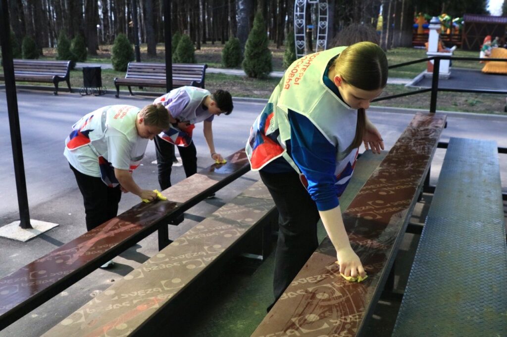 Волоколамские волонтеры помогли с&nbsp;уборкой городского парка
