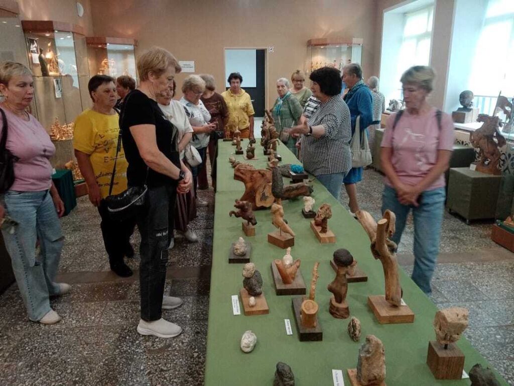 Волоколамские долголеты побывали в музее Богородской игрушки