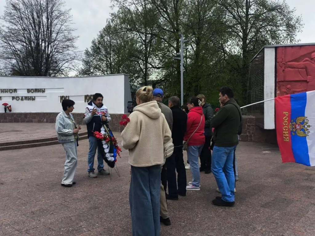В Волоколамске представители Всероссийского общества глухих возложили цветы к памятнику павшим героям Великой Отечественной войны В Волоколамске представители Всероссийского общества глухих возложили цветы к памятнику павшим героям Великой Отечественной войны