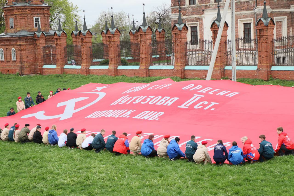 В Волоколамске развернули 20-метровое Знамя Победы