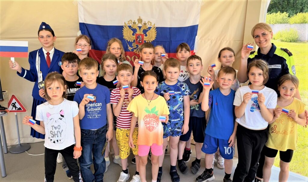 В Волоколамске автоинспекторы и ЮИДовцы вместе с детьми изготовили световозращающий триколор В Волоколамске автоинспекторы и ЮИДовцы вместе с детьми изготовили световозращающий триколор