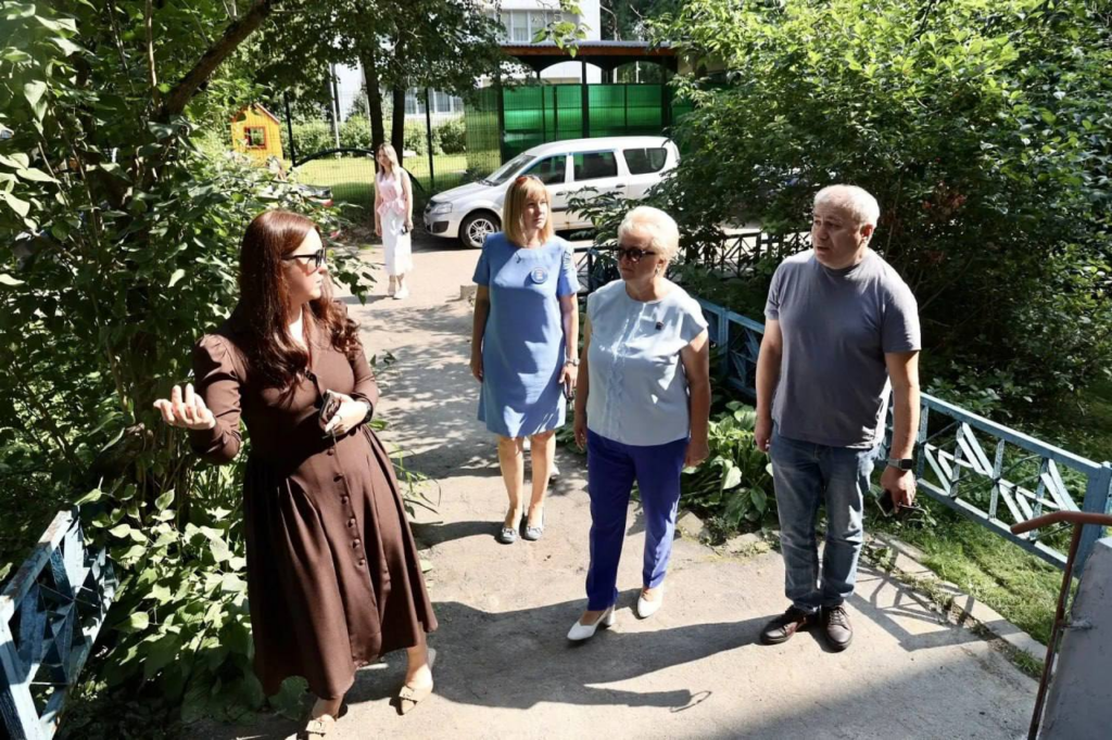 В Волоколамске проверили качество ремонта входных групп дома № 27 на Рижском шоссе В Волоколамске проверили качество ремонта входных групп дома № 27 на Рижском шоссе