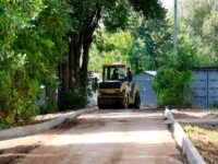Новый асфальт начали укладывать во дворе на улице Текстильщиков