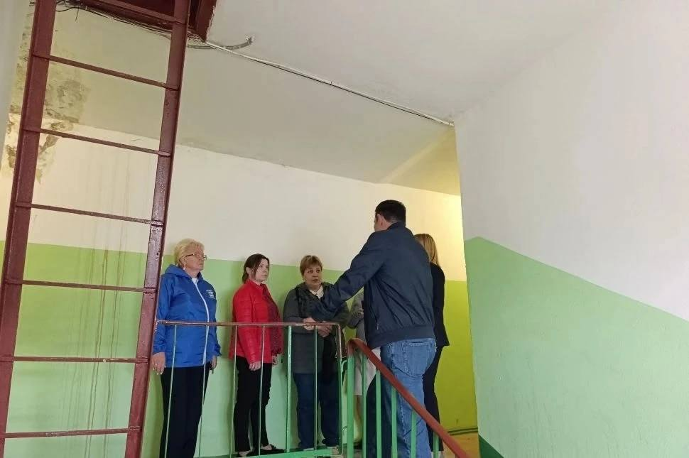 В Волоколамске проверили последствия протечки кровли в доме на Ново-Солдатской улице