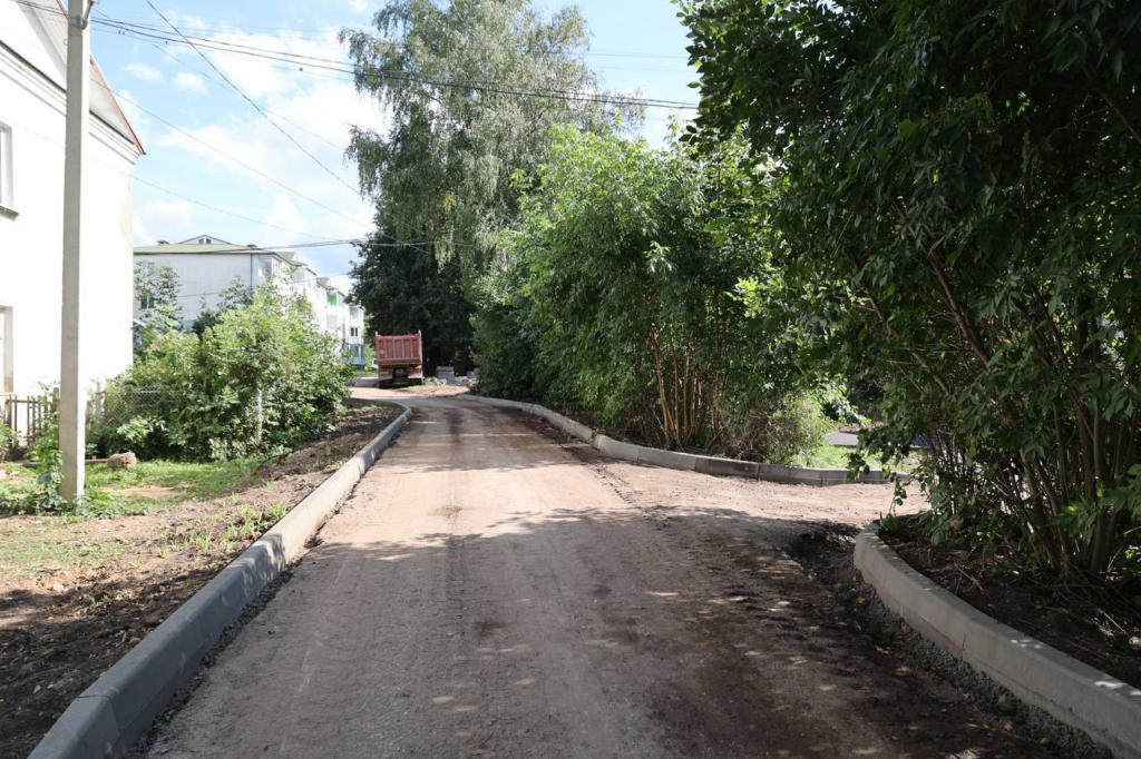 В Волоколамске проверили ход комплексного благоустройства дворов на улице Текстильщиков