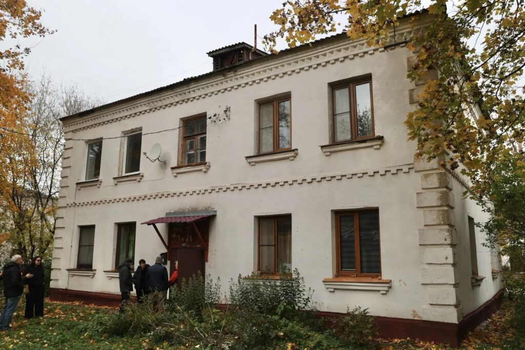 Кровлю и цоколь обновили в доме на Советской улице в Волоколамске Кровлю и цоколь обновили в доме на Советской улице в Волоколамске